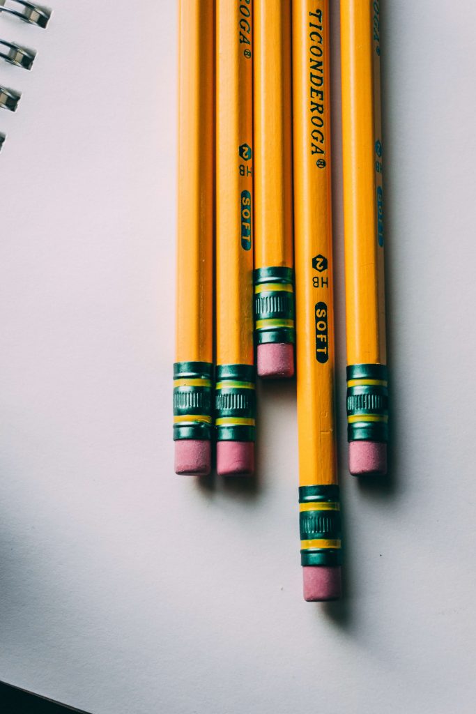 Crayons de papier et feuille blanche